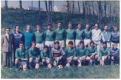 Meister 1987/1988: v.l.n.r. oben Manfred Ruf (Vorstandsmitglied), Paul Geibel (Abt.-Leiter), Helmut Schwan (2. Vorsitzender), Uwe Donauer, Joachim Schmelzer, Thomas Müller, Wolfgang Kuntz, Dietmar Nieser, Günter Huppert, Guido Perey (1. Vorsitzender), Gerhard Steffen (Spielertrainer), Bernd Fink, unten: Stefan Müller, Toni Thome, Joe Sträßer, Markus Schwan, Eric Fixemer, Jörg Loth, Kurt Breug, Sahbi Salem, Volker Donauer (Masseur)
